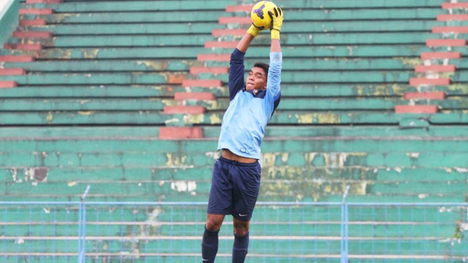 Kiper andalan klub Liga 1 Arema FC, Teguh Amirudin ternyata pernah dijerat sanksi oleh pihak sekolah, gara-gara mengikuti konvoi kendaraan bermotor. - INDOSPORT